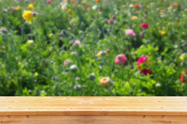 Masă din lemn în fața peisajului de vară cu expunere dublă a câmpului de flori înflorește — Fotografie, imagine de stoc