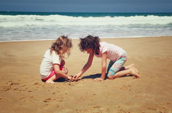 सुंदर खुश बच्चे (लड़की) समुद्र तट पर खेल रहा है . — स्टॉक फ़ोटो, इमेज