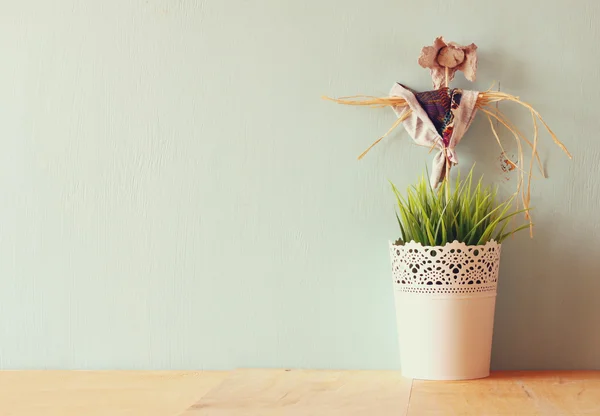 Pote de flor vintage e espantalho contra a parede de hortelã — Fotografia de Stock