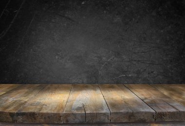 Grunge vintage ahşap Pano tablo siyah dokulu arka plan önünde