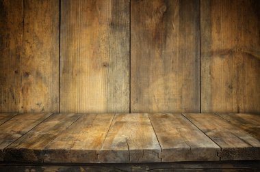 Eski ahşap arka plandaki Grunge marka tahta masa. Ürün görüntüleme montajları için hazır