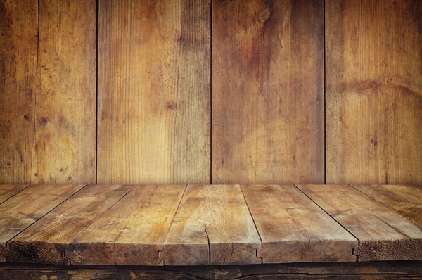 Meja papan kayu Grunge antik di depan latar belakang kayu tua. Siap untuk memonitor tampilan produk — Stok Foto