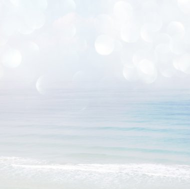 sfondo di onde di spiaggia e mare offuscate con bokeh luci, filtro d'epoca.