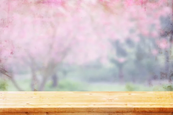 レンズ フレアと夏の風景の前に木のボード テーブル. — ストック写真