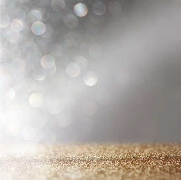 Αφηρημένη εικόνα glitter vintage φώτα υπόβαθρο με ελαφριά έκρηξη. ασημένιο, χρυσό και λευκό. de-επικεντρώθηκε. — Φωτογραφία Αρχείου