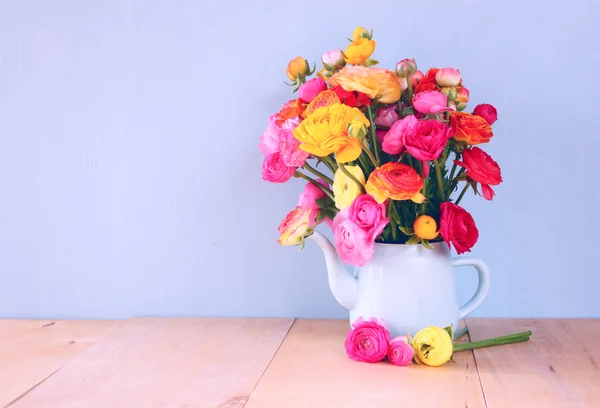 Ramo de flores de verano sobre mesa de madera con fondo de menta. vintage imagen filtrada —  Fotos de Stock
