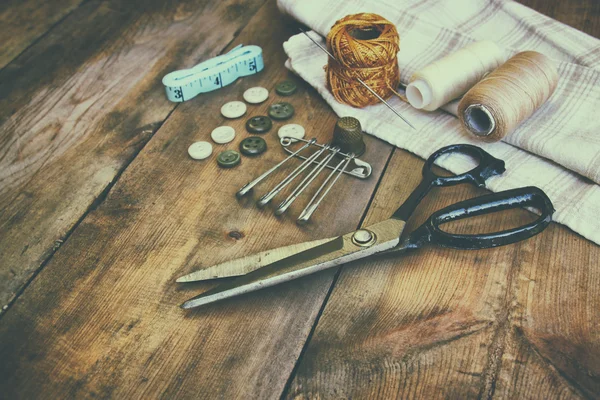 Fundo vintage com ferramentas de costura e kit de costura sobre fundo texturizado de madeira — Fotografia de Stock