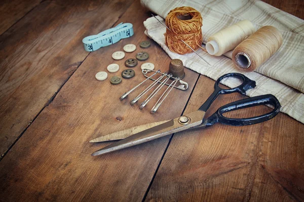 Vintage sfondo con strumenti da cucire e kit di cucito su sfondo in legno testurizzato — Foto Stock