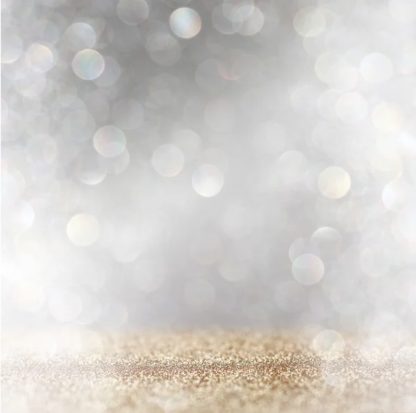 Абстрактне зображення блискучого вінтажного фону вогнів зі спалахом світла. срібло, золото і біле. дефокусований . — стокове фото
