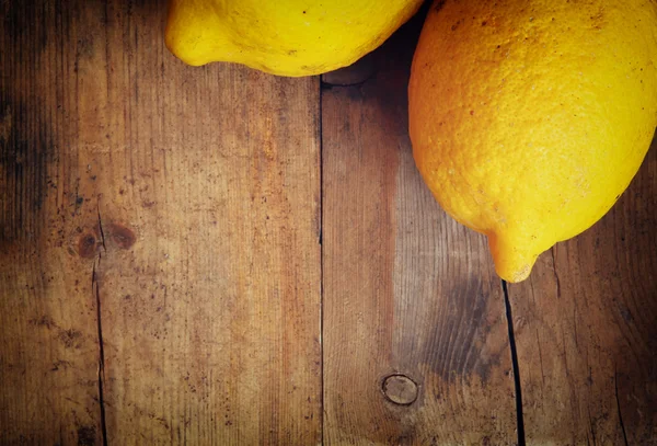 Prospettiva unica di limoni su sfondo bordo di legno. vista dall'alto — Foto Stock