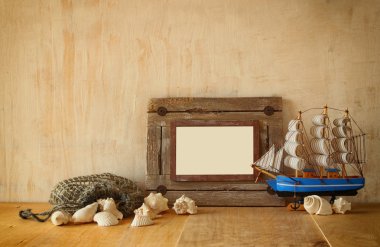 Eski deniz ahşap çerçeve, tekne ve ahşap masa üzerinde doğal deniz kabuğu