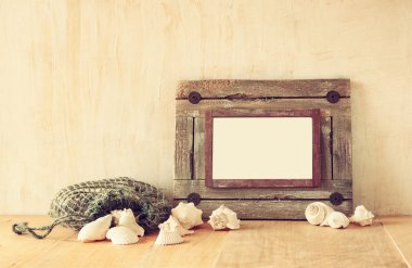 Eski deniz ahşap çerçeve ve ahşap masa üzerinde doğal deniz kabuğu