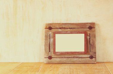 Ahşap masa üzerinde eski deniz ahşap çerçeve fotoğrafı