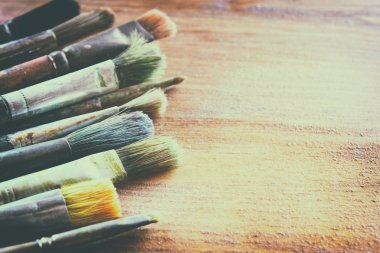 Kullanılan Boya fırçaları ahşap masa üzerinde dizi Üstten Görünüm