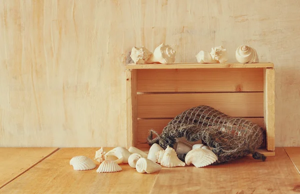 古い木箱、木製のテーブルで自然の貝殻 — ストック写真