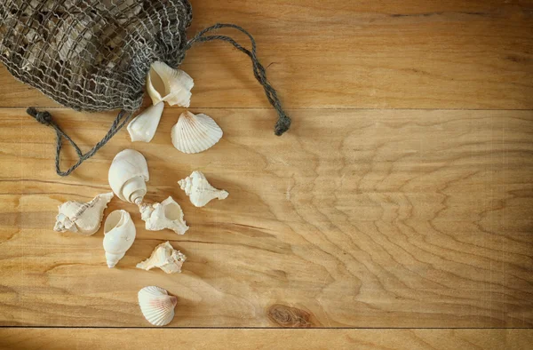 Felülnézet, természetes tengeri kagylókból a fából készült asztal — Stock Fotó