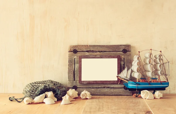 Gamla nautiska träram, båt och naturliga snäckskal på träbord — Stockfoto