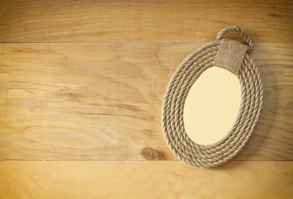 Vista dall'alto della cornice nautica vintage da corde su tavolo in legno — Foto Stock