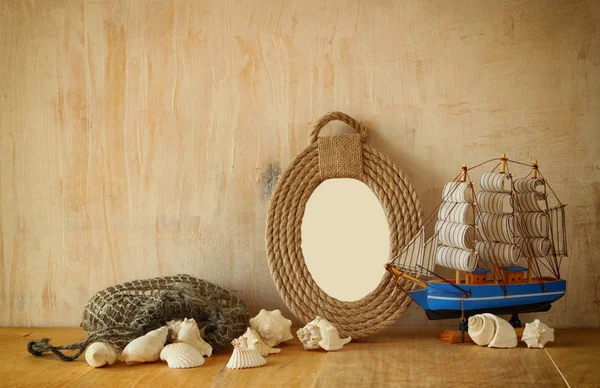 Vintage nautische frame van touwen, houten boot en natuurlijke schelpen op houten tafel — Stockfoto