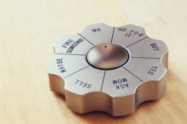 Karar maker office Gadget'ı kelimeler ayarla etti. iş ve ve karar verme kavramı. görüntü retro filtre