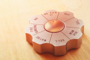 Karar maker office Gadget'ı kelimeler ayarla etti. iş ve ve karar verme kavramı. görüntü retro filtre