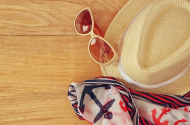 Şık şapka kadın güneş gözlüğü ve tablet moda deniz eşarp görünümünü ahşap masa üzerinde top. tatil ve seyahat kavramı