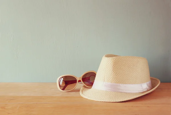 Chapeau Fedora sur table en bois et fond en bois — Photo