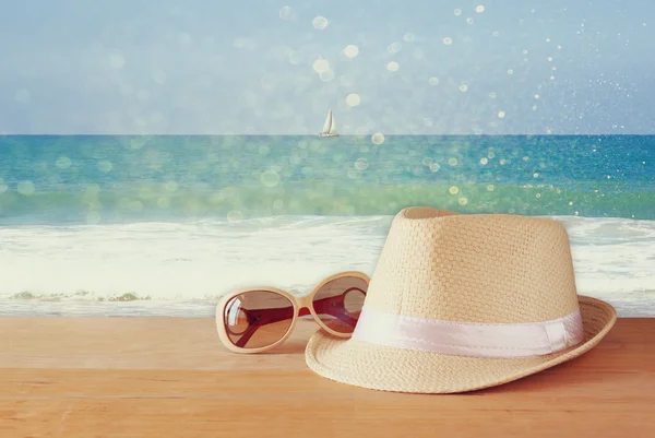페도라 모자 그리고 나무 테이블 및 바다 풍경 배경도 서의 스택. 휴식 또는 휴가 개념 — 스톡 사진