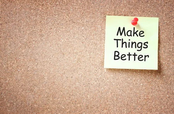 Sticky note pinned to cork board with the phrase make things better written on it room for text — Stock Photo, Image