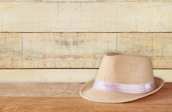 Шляпа Федора на деревянном столе и деревянном фоне — стоковое фото