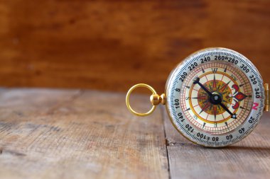 Antika ahşap masa pusulasına.