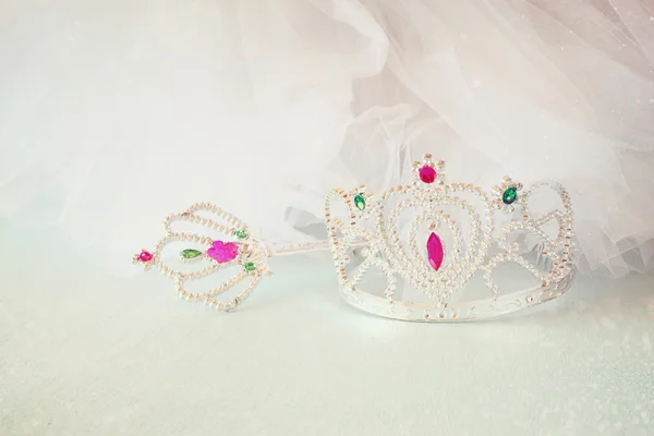 Маленькие девочки блестящая корона и волшебная палочка и шифон платье. селективный фокус — стоковое фото