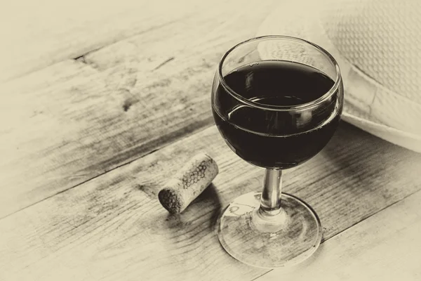 Copa de vino tinto y viejo libro sobre mesa de madera. vintage imagen filtrada. foto de estilo blanco y negro — Foto de Stock