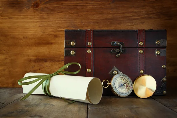 Bussola antica su tavolo in legno — Foto Stock