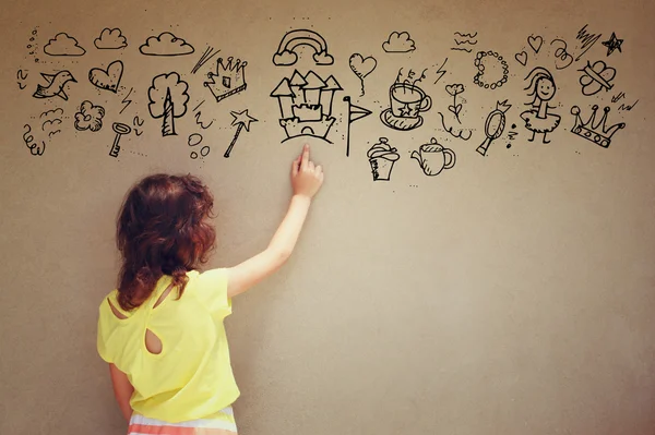 Фото милого ребенка представьте себе принцессу или сказку фантазии. набор инфографики на фоне текстурированной стены — стоковое фото