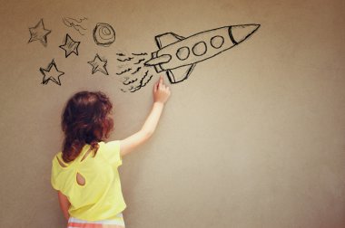 Şirin çocuk (kız) arkadan görünüm hayal uzay roketi infographics kümesiyle dokulu duvar arka plan üzerinde