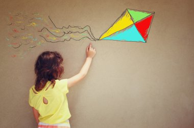 Güzel bir çocuk fotoğrafı hayal uçan uçurtma. infographics dokulu duvar arka plan üzerinde kümesi