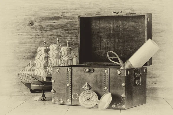 Antiker Kompass, Manuskript, alte Vintage-Truhe auf Holztisch. Schwarz-Weiß-Stil altes Foto — Stockfoto