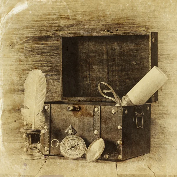 Starožitný kompas, inkwell a starou dřevěnou truhlu na dřevěný stůl. černá a bílá stylu staré fotografie — Stock fotografie