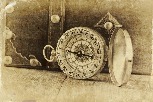 木制的桌子上的古董指南针。黑色和白色的风格老照片 — 图库照片