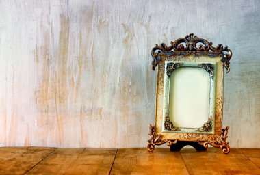 Victoria vintage antik klasik çerçeve ahşap masa üzerinde görüntü. Filtre uygulanmış görüntü