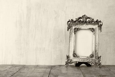 Victoria vintage antik klasik çerçeve ahşap masa üzerinde görüntü. Filtre uygulanmış görüntü