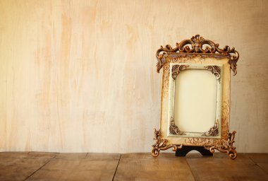 Victoria vintage antik klasik çerçeve ahşap masa üzerinde görüntü. Filtre uygulanmış görüntü