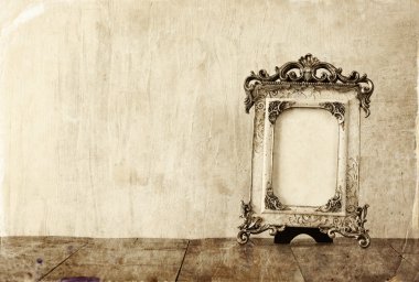 Victoria vintage antik klasik çerçeve ahşap masa üzerinde görüntü. Filtre uygulanmış görüntü