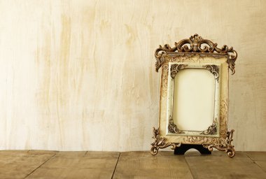 Victoria vintage antik klasik çerçeve ahşap masa üzerinde görüntü. Filtre uygulanmış görüntü