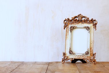 Victoria vintage antik klasik çerçeve ahşap masa üzerinde görüntü. Filtre uygulanmış görüntü