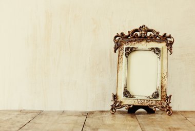 Victoria vintage antik klasik çerçeve ahşap masa üzerinde görüntü. Filtre uygulanmış görüntü
