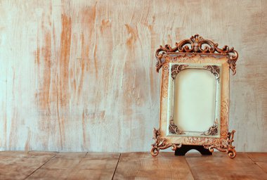 Victoria vintage antik klasik çerçeve ahşap masa üzerinde görüntü. Filtre uygulanmış görüntü