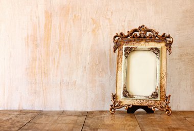 Victoria vintage antik klasik çerçeve ahşap masa üzerinde görüntü. Filtre uygulanmış görüntü