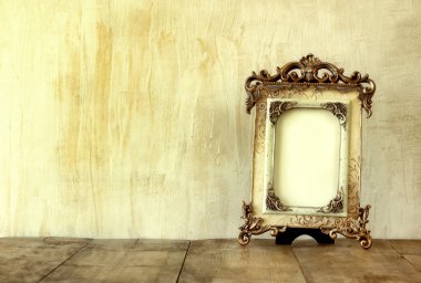 Victoria vintage antik klasik çerçeve ahşap masa üzerinde görüntü. Filtre uygulanmış görüntü